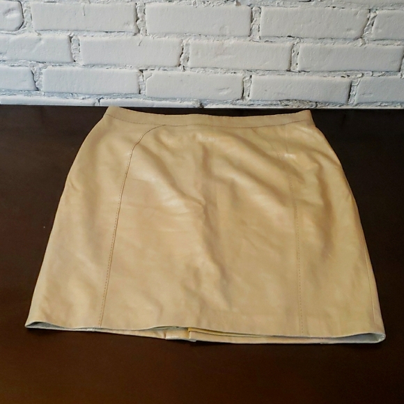 Shimmer gold leather look with stitching Elie Tahari size 14 skirt with back zip - Picture 4 of 4